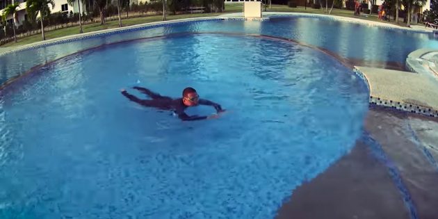 При движении ребёнок мягко поднимает голову над водой