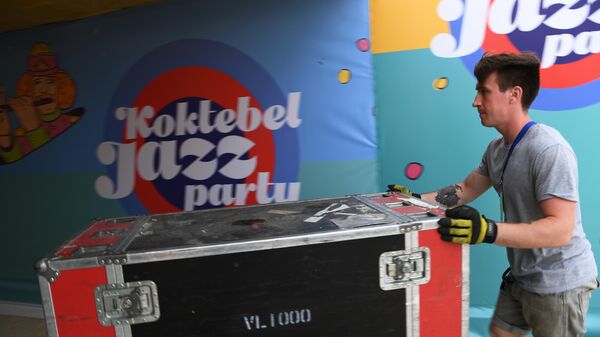 Подготовка к открытию ежегодного международного джазового фестиваля Koktebel Jazz Party в Коктебеле