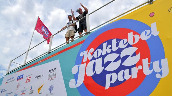 Подготовка к открытию ежегодного международного джазового фестиваля Koktebel Jazz Party в Коктебеле