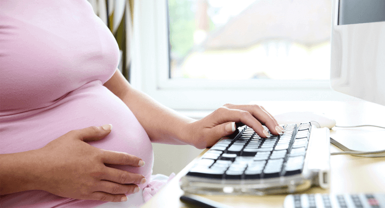 беременная за компьютером