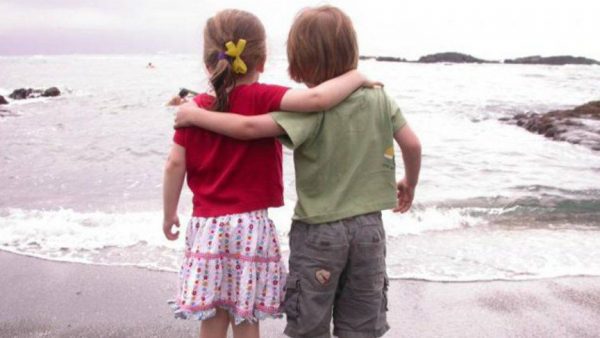 Мальчик и девочка на берегу моря