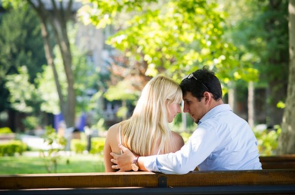 Влюблённая пара на скамейке в парке