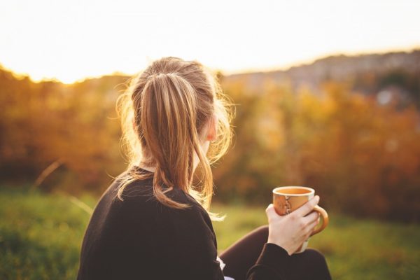 Девушка пьёт чай в одиночестве на природе