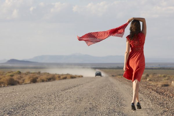 Девушка в красном платье на дороге