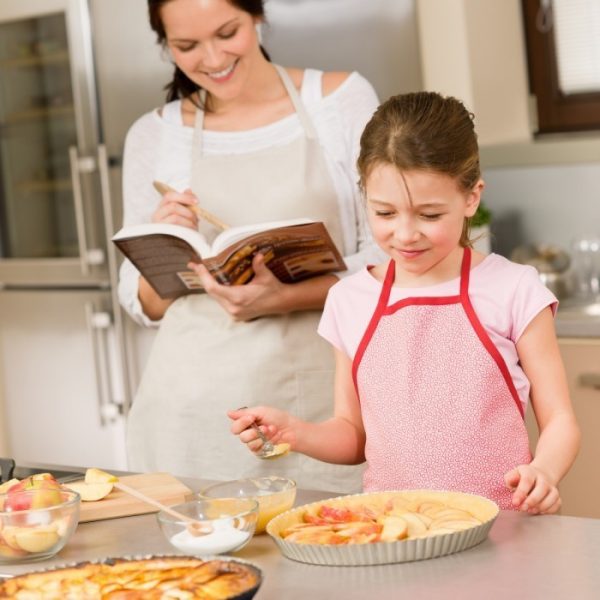 Девочка с мамой на кухне