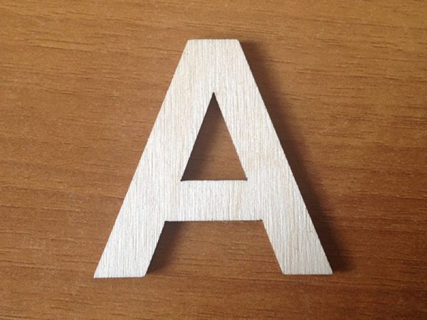 Буква «А» на фоне дерева