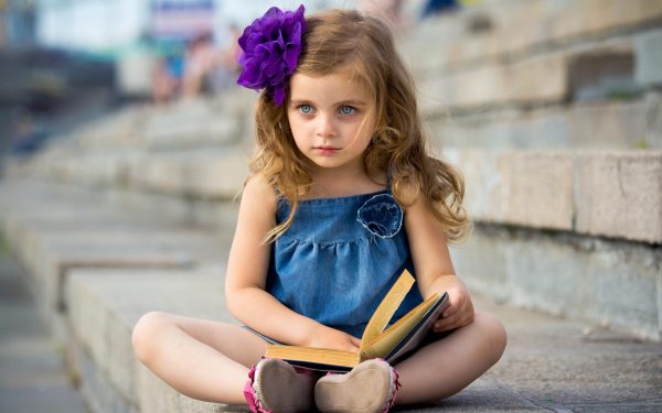 Маленькая девочка в синем платье