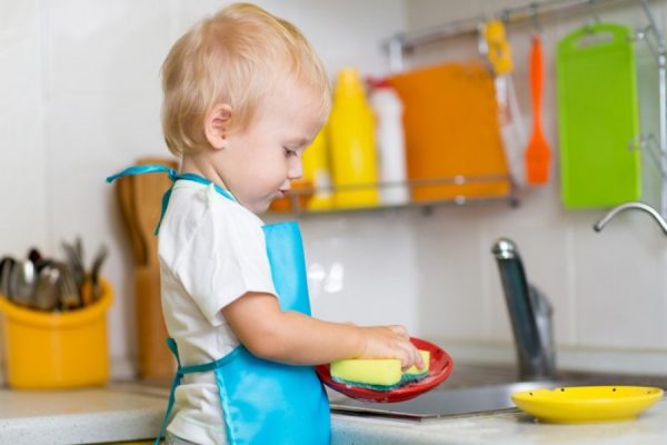 Ребёнок моет посуду