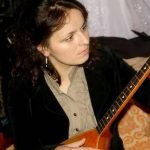 Теона Кумсиашвили с гитарой