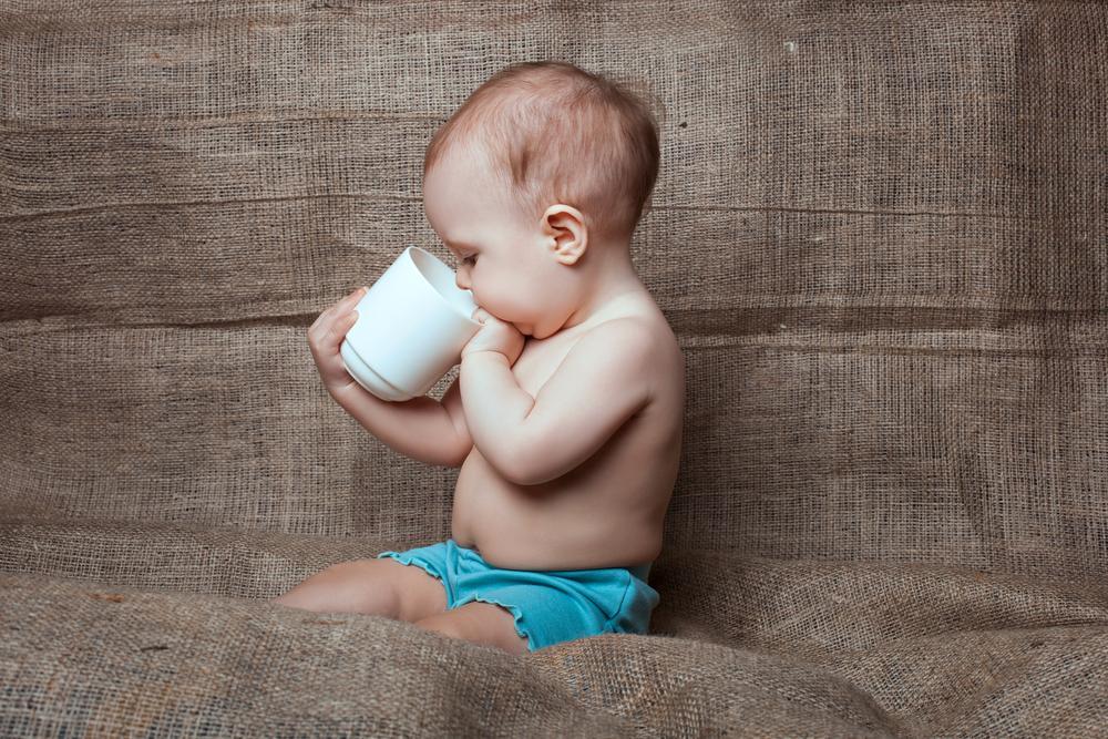Ребенок самостоятельно пьет чай