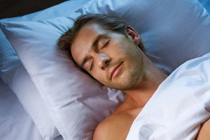 Как поза во сне влияет на мужчину