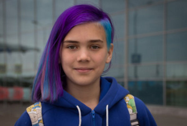 Девочка с фиолетовыми и голубыми локонами