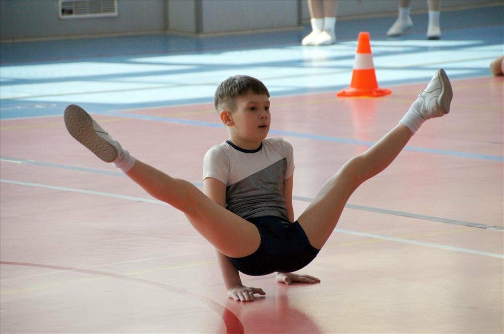 Гимнастика для мальчиков. Спортивная гимнастика для мальчиков. Детская гимнастика мальчики. Спортивная аэробика мальчики. Акробатика для мальчиков.