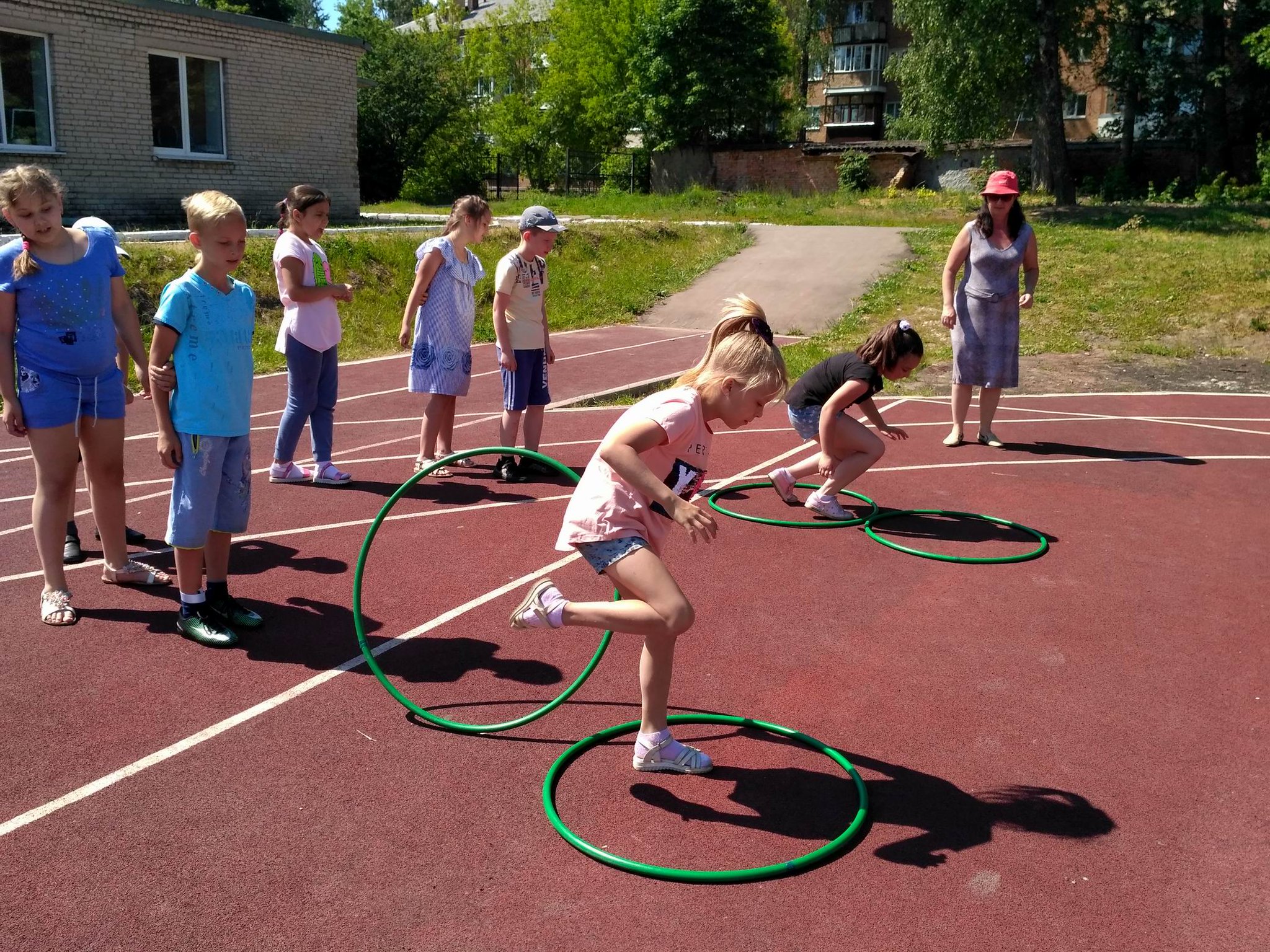 Подвижных играх в спортивном зале. Спортивные игры на свежем воздухе. Спортивные игры на воздухе. Спортивные игры для детей на улице. Спортивные игры на свежем воздухе для школьников.