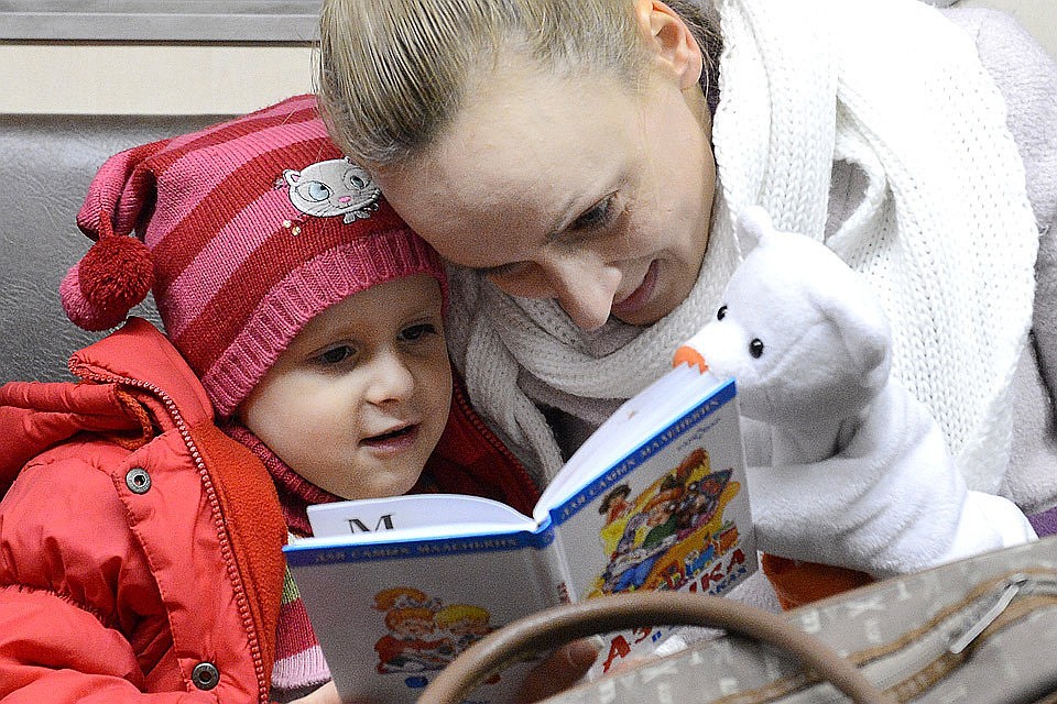 Вместо просмотра мультиков почитайте вместе с ребенком книжку Фото: Олег РУКАВИЦЫН