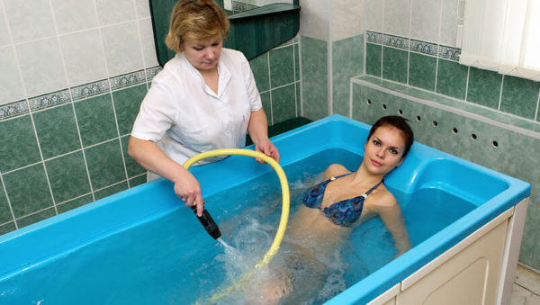 Хлоридно-натриевые ванны дают отличный терапевтический эффект при лечении патологий позвоночника