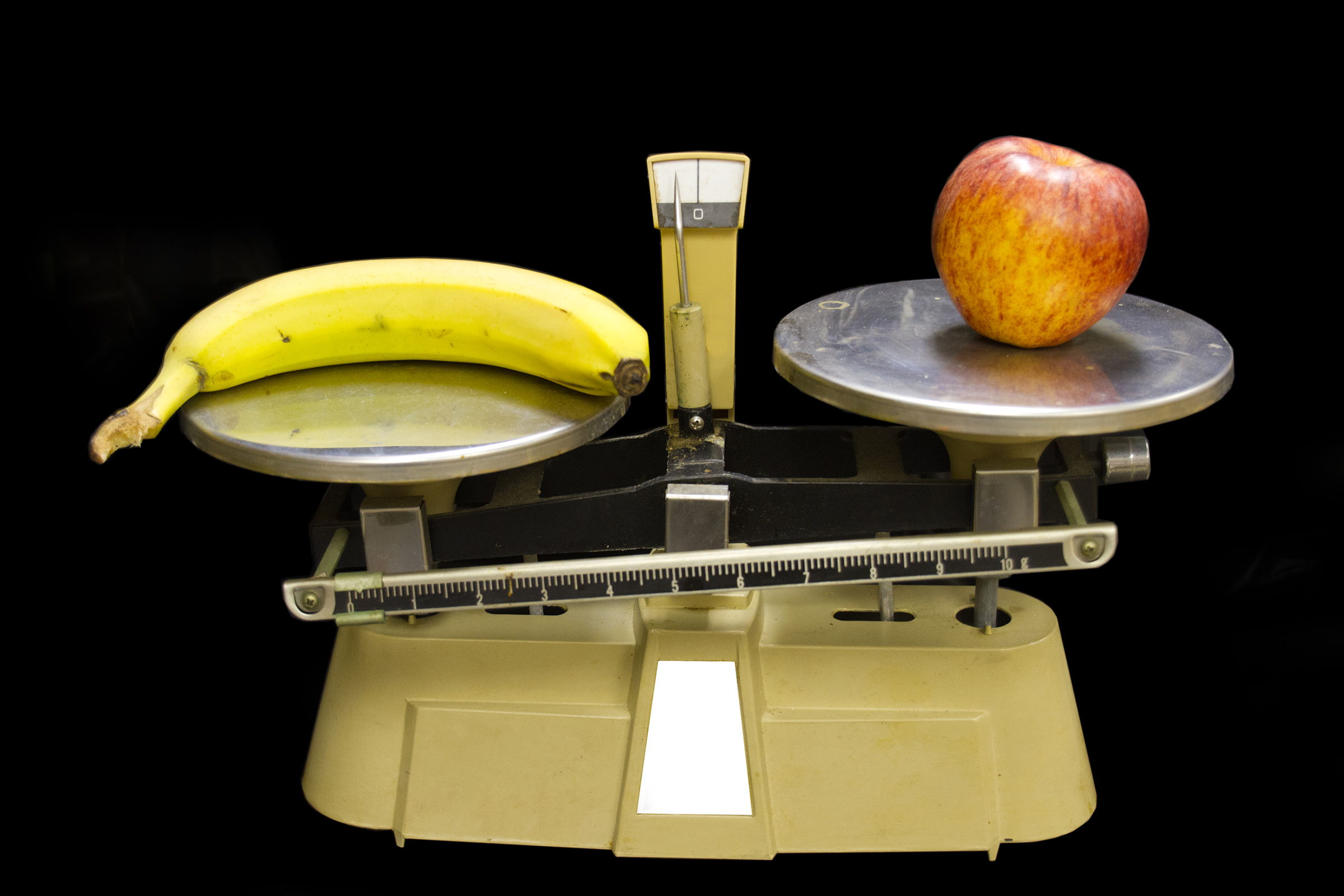 банан и яблоко на весах