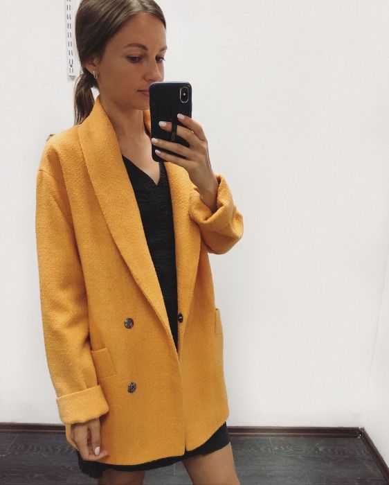 Пальто горчичного цвета.
